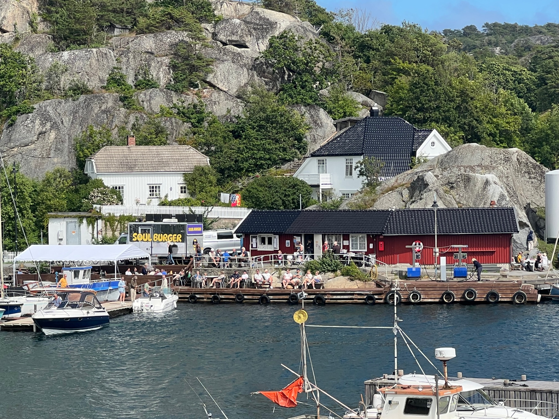 Ula Marina med båter, uteservering og foodtruck ved sjøen